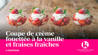 Coupe de crème fouettée à la vanille et fraises fraîches